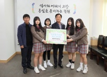 철원, 여중생 공연 수익금 모아…성금 86만원 전달