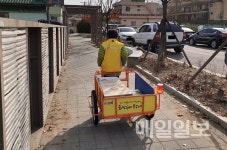김해시, 폐지 줍는 어르신들에 초경량 손수레 전달