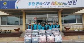 연천군 신서면지역사회보장협의체, 주민자치위원회 저소득 노인 28가구에 이불 전달