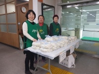 [포토뉴스] 원주 학성동 새마을부녀회 설맞이 사랑의 떡 판매 행사