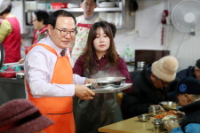 인천시의회 이용범 의장, 무료급식 봉사활동 실시