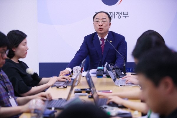 6월중 자동차 개소세 인하연장 발표날 듯...정년 연장은 민간 유도 | 포토뉴스