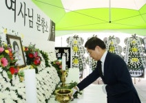 장석웅 전남교육감, 고 이희호 여사 남악 분향소 조문