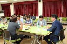 김광철 연천군수,  연천읍 찾아 8월 찾아가는 군수실 민원인들과 대화