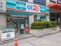 돌아온 재계약 시즌, 편의점 간판 교체 쟁탈전