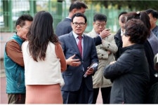 인천시의회 이용범 의장, 안남초등학교 노상주차장 관련 현장방문…주민의견 청취