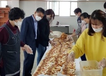 석적 부영아파트 노인회·작은도서관, 칠곡군에 후원 물품 전달