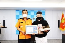 화성소방서, 화재 현장 속 생명을 구한 시민에게 표창장 수여