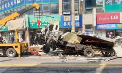 여수서 차량 8대 잇따라 충돌…1명 중상