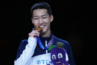韓 최초 세계실내육상 금메달 '우상혁' 금의환향
