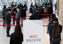 HDC현산 영업정지 처분… 재건축 조합·주주들 패닉