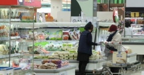 [기획] 대형마트 시식 준비 분주, 편의점 누르고 왕좌 쟁탈전