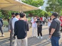 [포토뉴스]김은혜 경기도지사 후보, 구리시 장자호수공원에서 시민들과 한컷
