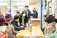화성시의회 김경희 의장, 설 맞이 무료급식소 및 사강시장 방문 격려