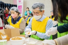 [포토] 이기재 양천구청장, 설 맞아 취약계층 위한 만두 빚기 동참