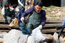 [구로구 포토 뉴스] 도림천 정화활동 나선 문헌일 구로구청장   