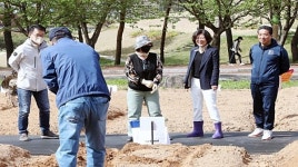 안성시 공공텃밭 지난 주말 개장, 텃밭을 일구며 웃음꽃 활짝