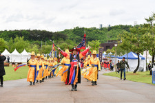 [포토] 양주 회암사지 왕실축제 어가행렬을 재현하는 강수현 양주시장