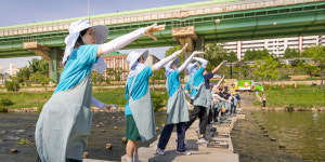 금천구, 코웨이와 함께 안양천 EM흙공 던지기 봉사활동 진행