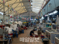 [르포] 러‧우전쟁 이어 오염수 왔네 수산시장, 발길 끊길까 전전긍긍
