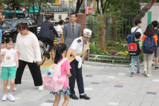 구리경찰서, 구지초등학교 등굣길 교통안전 캠페인...학생들 교통안전 책가방커버 이색홍보