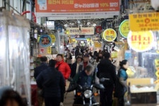 설맞이 장보러 전통시장 오세요…정부, 온누리상품권 환급행사 진행
