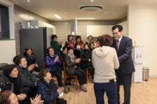 [양천구 포토] 이기재 양천구청장, 설 맞아 경로당 어르신 살펴