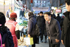[포토뉴스] 문헌일 구로구청장, 설맞이 장터 달구미 행사 참여