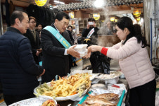 경주시 주낙영 시장, 설맞이 전통시장 장보기로 상인들 격려