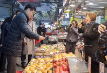 [양천구 포토] 이기재 양천구청장, 설맞이 전통시장 방문