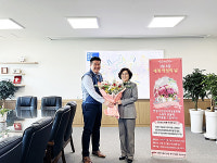 안성시 공무원노동조합, 세계 여성의 날 맞아 장미꽃 나눔 행사