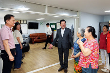 오산시의회 이상복 의장, 위너스포레 봉사팀과 은계주공 경로당 환경개선 사업 실시