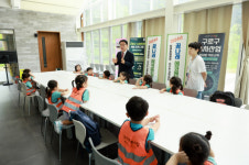 [포토 뉴스] 구로구, 구로 스마트팜 딸기 모종 심기 체험 행사