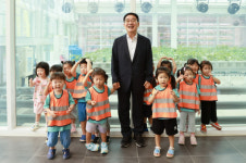 [포토 뉴스] 구로구, 구로 스마트팜 딸기 모종 심기 체험 행사