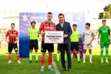 강원FC, 8월의 공헌상 선수단 코바체비치·프런트 이현용 과장
