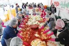 버무리고 나눠요 구미시, 김장축제로 지역사랑 실천
