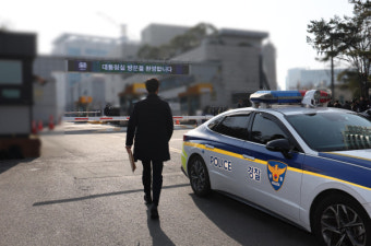 대통령실 제동에 경찰 압수수색 난항…4시간여 대치중
