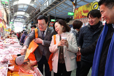 오산시의회, 설 명절 맞이 오색시장 장보기 행사 가져