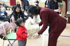 칠곡 동명동부초 병설유치원 재개원, 입학식에 미래인재장학금 100만원씩 지급