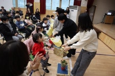 칠곡 동명동부초 병설유치원 재개원, 입학식에 미래인재장학금 100만원씩 지급