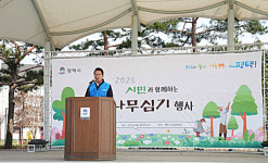 평택시의회, 2025년 시민과 함께하는 나무심기 행사 함께 해 도시 숲의 중요성 알려