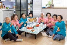 힙합으로 바다 알린 할매래퍼…댓글 달면 치킨도?