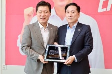 구자근 의원, 석유 나눔 활동 공로…금오종합사회복지관·구미장애인종합복지관 감사패 수상