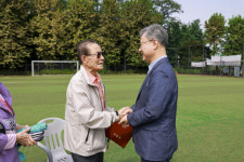 구로구, 계남근린공원 축구장 지켜온 이수영(89) 어르신에 감사장