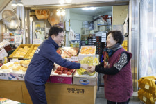 진교훈 강서구청장, 설 앞두고 전통시장 찾아 민생 살펴