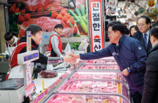 오직 민생 설 앞두고 이틀 연속 전통시장 찾은 진교훈 강서구청장