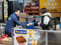 오직 민생 설 앞두고 이틀 연속 전통시장 찾은 진교훈 강서구청장