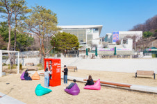 성남아트센터 광장, 잔디밭 위 책 읽는 광장 도서관 조성