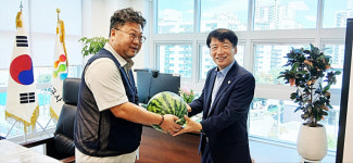 의왕도시공사 새희망노동조합, 무더위 속 임직원에 수박 65통 전달