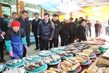 김철주 무안군수, 일로읍 전통시장 방문…성수품 공급실태 점검